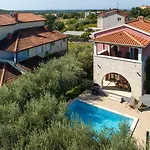 Idyllische Mit Panorama Meerblick, Privatpool, Babybett, Aussendusche, Umgeben Von Oleander Und Oliven * Poreč