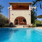 Idyllische Mit Panorama Meerblick, Privatpool, Babybett, Aussendusche, Umgeben Von Oleander Und Oliven Nyaraló Poreč