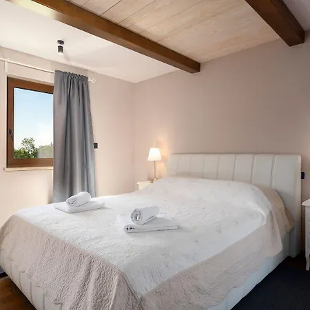 Idyllische Mit Panorama Meerblick, Privatpool, Babybett, Aussendusche, Umgeben Von Oleander Und Oliven Holiday home Porec