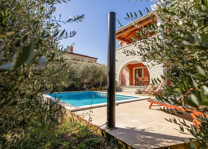 Semesterbostad Idyllische Mit Panorama Meerblick, Privatpool, Babybett, Aussendusche, Umgeben Von Oleander Und Oliven Poreč