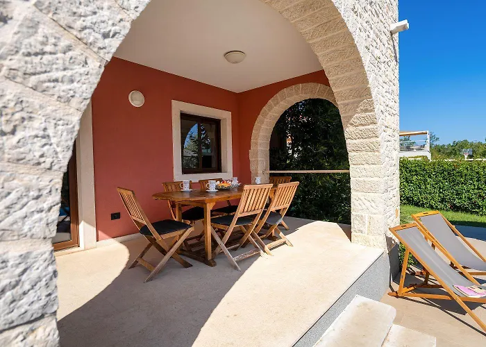 Idyllische Mit Panorama Meerblick, Privatpool, Babybett, Aussendusche, Umgeben Von Oleander Und Oliven * Poreč