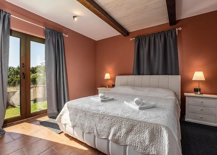 Idyllische Mit Panorama Meerblick, Privatpool, Babybett, Aussendusche, Umgeben Von Oleander Und Oliven Poreč