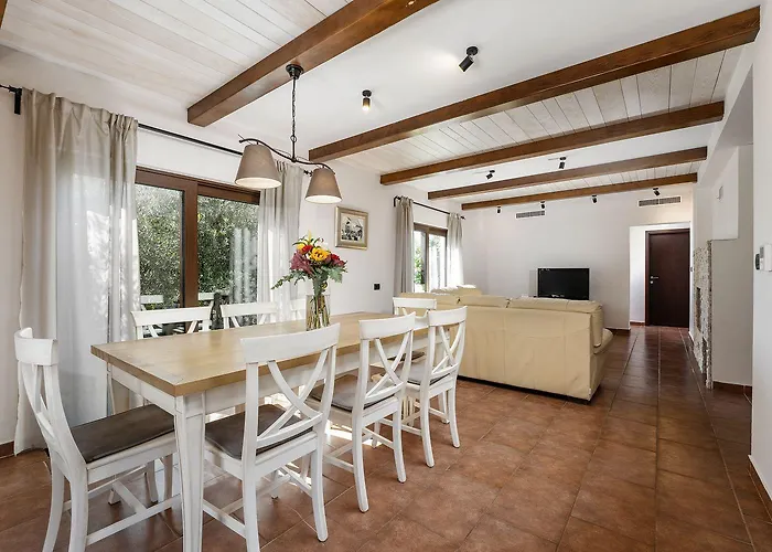 Semesterbostad Idyllische Mit Panorama Meerblick, Privatpool, Babybett, Aussendusche, Umgeben Von Oleander Und Oliven